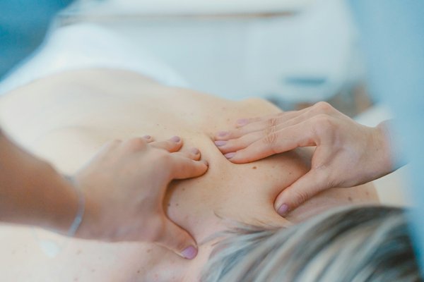 Quels sont les bienfaits des massages lymphatiques pour la détoxification et la gestion du poids?